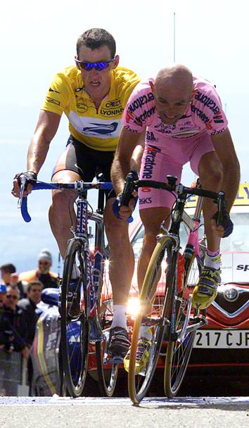 Tour de France 2000, 13 luglio. il duello tra Lance Armstrong e Marco Pantani, che vincer la tappa del Mont Ventoux (Reuters)